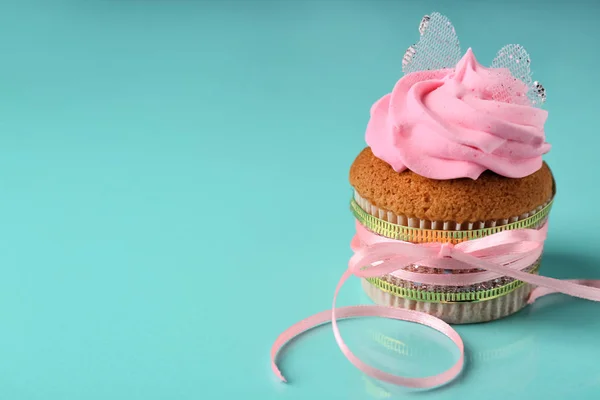 Bolo saboroso com fita rosa no fundo da cor. Celebração do Dia das Mães — Fotografia de Stock