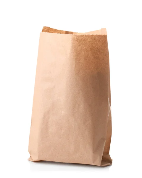 Бумажный пакет на белом фоне. Доставка продуктов питания — стоковое фото