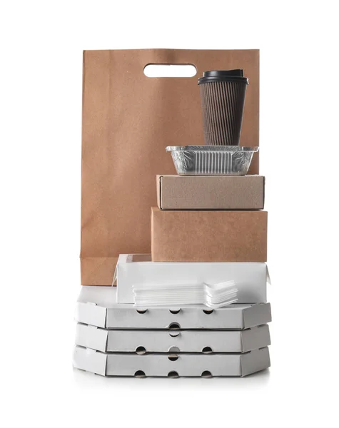 Verschiedene Arten von Paketen auf weißem Hintergrund. Essenslieferdienst — Stockfoto