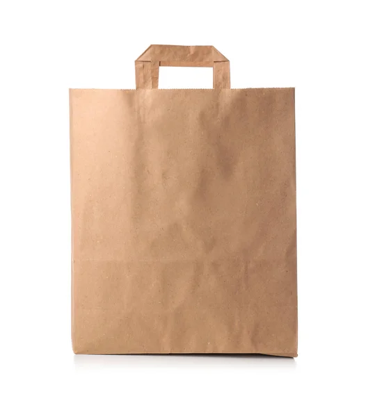 Бумажный пакет на белом фоне. Доставка продуктов питания — стоковое фото