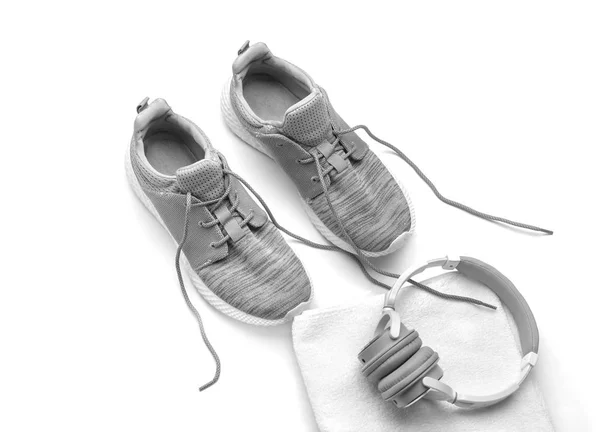 Sneakers, ren handduk och hörlurar på vit bakgrund — Stockfoto