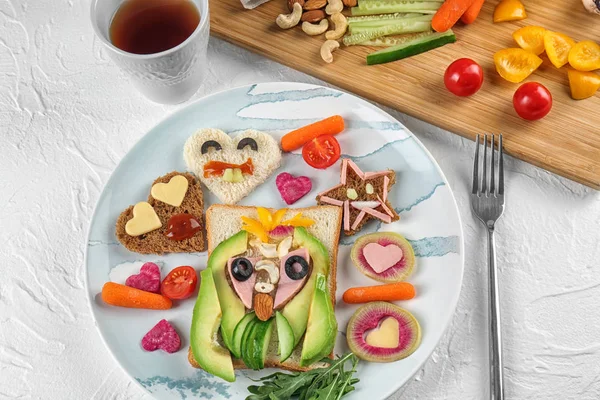 Creative breakfast for children on plate. Recipe ideas with bread — Stock Photo, Image