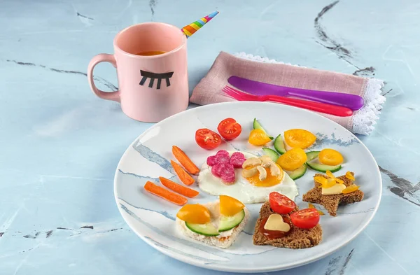Creative breakfast for children on plate. Recipe ideas with bread — Stock Photo, Image