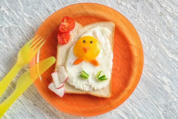 Creative breakfast for children on plate. Recipe ideas with bread — Stock Photo, Image