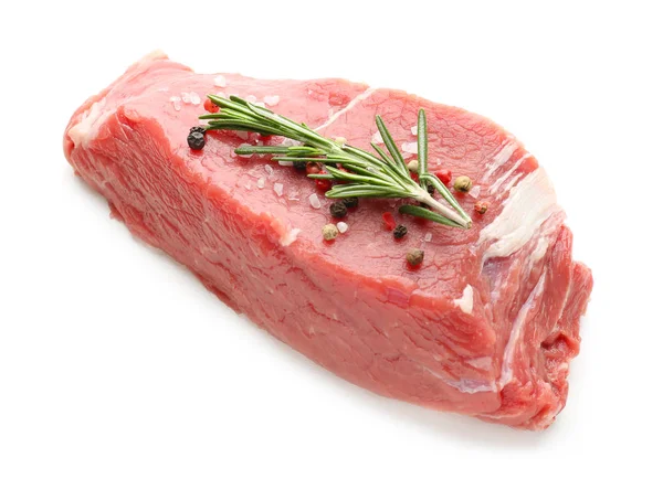 Carne fresca cruda con especias sobre fondo blanco — Foto de Stock