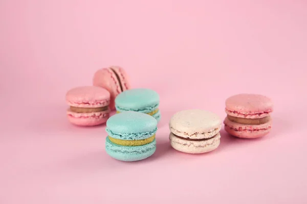 Köstliche Macarons auf farbigem Hintergrund — Stockfoto