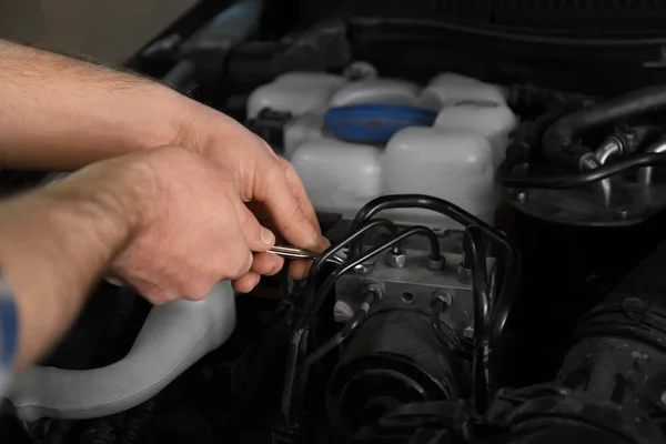 Auto mecánico de reparación de coches en el centro de servicio, primer plano —  Fotos de Stock