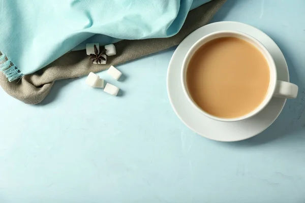 Kopp varm masala te på ljusbordet — Stockfoto