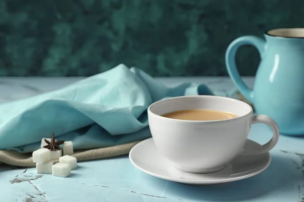 Beker hot masala thee op Lichttafel — Stockfoto