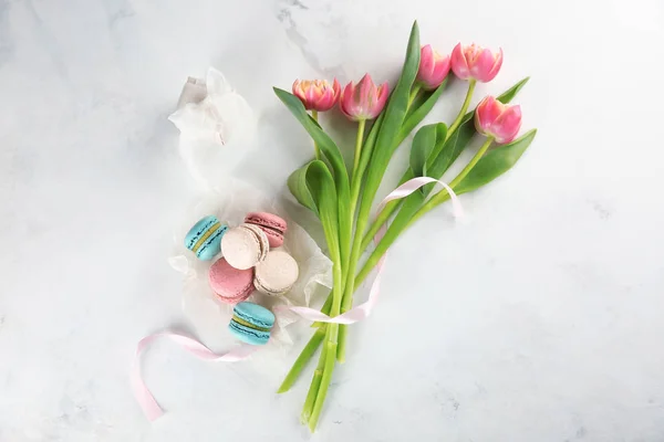 Lapos laikus összetétele ízletes macarons, tulipánok és ajándék doboz-ra könnyű háttér — Stock Fotó