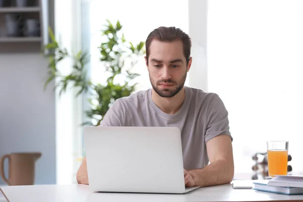 Freelancer masculino trabajando con laptop en casa — Foto de Stock