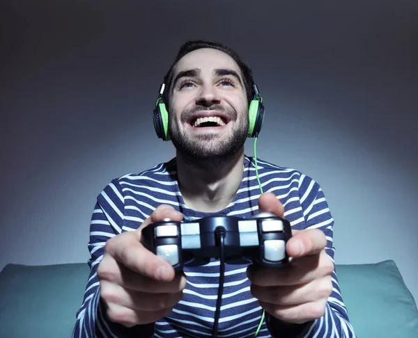 집에서 비디오 게임을 하는 청년 — 스톡 사진