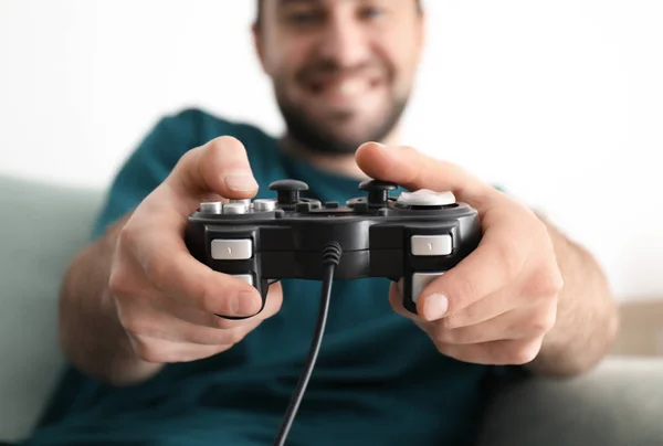 Jovem jogando jogos de vídeo em casa — Fotografia de Stock