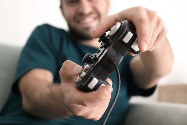 Jeune homme jouer à des jeux vidéo à la maison — Photo