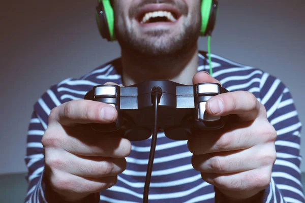 Νεαρός που παίζει βιντεοπαιχνίδια στο σπίτι — Φωτογραφία Αρχείου