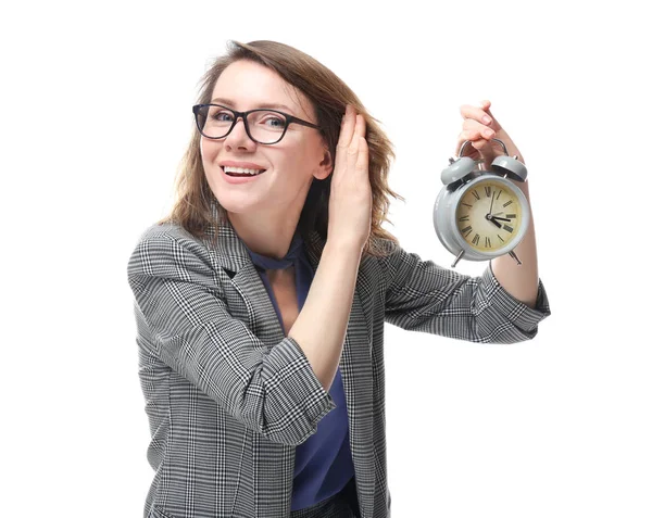 Rijpe vrouw met wekker op witte achtergrond. Time management concept — Stockfoto