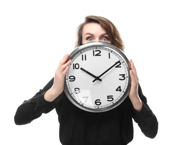 Reife Frau mit Uhr auf weißem Hintergrund. Zeitmanagement-Konzept — Stockfoto