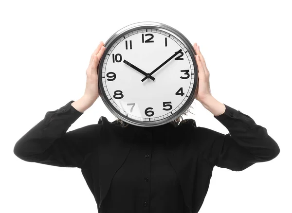 Mujer escondiendo la cara detrás del reloj sobre fondo blanco. Concepto de gestión del tiempo —  Fotos de Stock