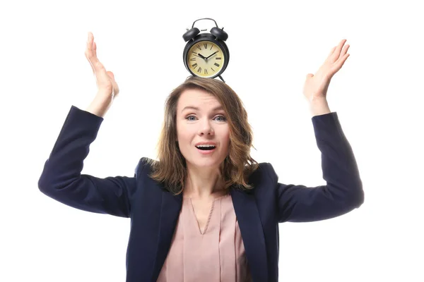 Rijpe vrouw met wekker op hoofd tegen de witte achtergrond. Time management concept — Stockfoto