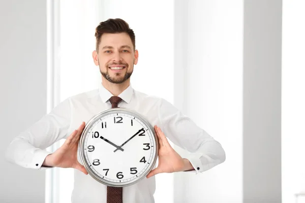 Geschäftsmann mit Uhr im Büro. Zeitmanagement-Konzept — Stockfoto