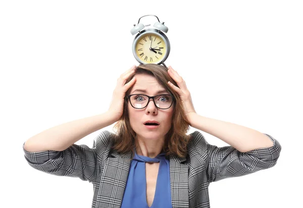 Mogen kvinna med väckarklocka på huvudet mot vit bakgrund. Time management koncept — Stockfoto