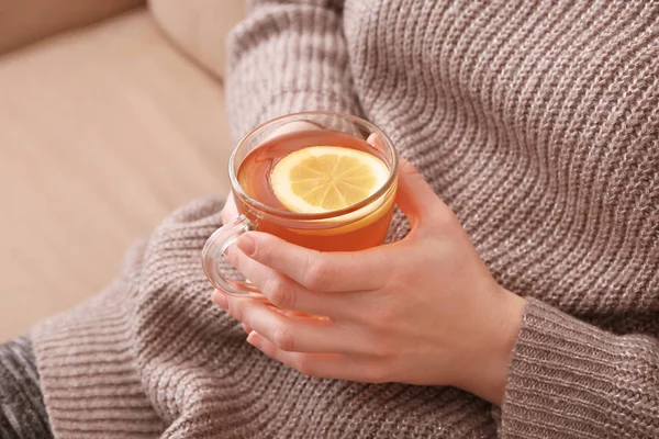 Fiatal nő iszik a friss tea citrom és gyömbér beltérben, Vértes — Stock Fotó