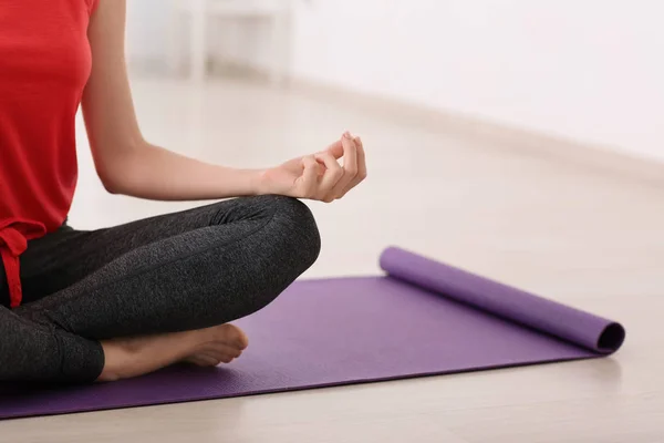 Young woman meditating at home — Stock Photo, Image