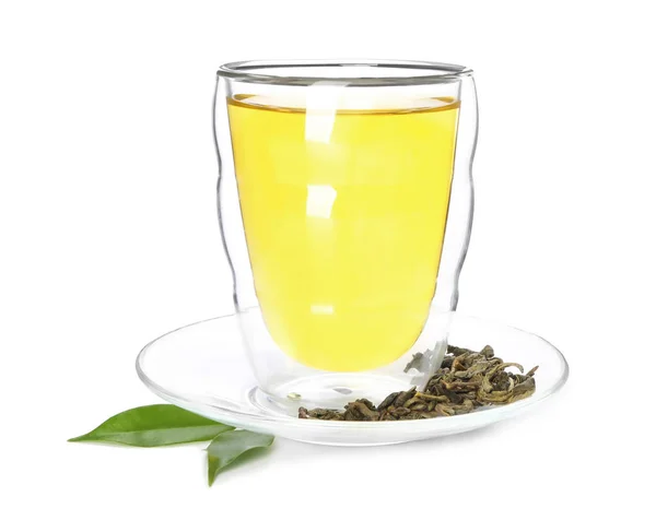 Vidrio con delicioso té verde sobre fondo blanco — Foto de Stock