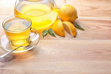 Cam bardak ve pot ahşap arka plan üzerinde limonlu yeşil çay