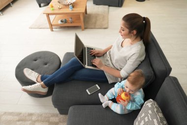 Bebekle evde çalışan genç anne