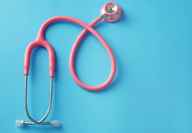 Stetoskop renk arka plan üzerinde. Sağlık kavramı
