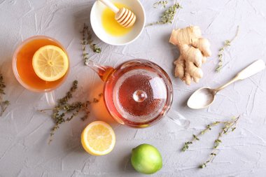 Sıcak aromatik çay, limon ve zencefil masada kompozisyonu