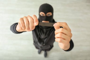 Hırsız yapışkan bant ile tutkal güvenlik kamerası için kapalı, üstten görünüm gidiyor