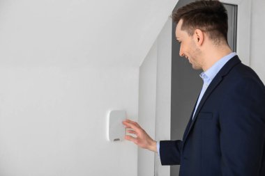 Genç adam kapalı güvenlik sistemiyle