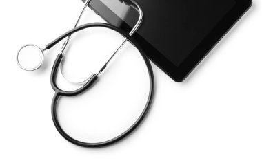 Stetoskop ile tablet Pc beyaz arka plan üzerinde. Sağlık kavramı