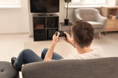 Evde video oyunu oynayan adam