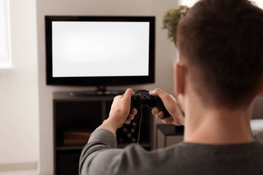 Evde video oyunu oynayan adam