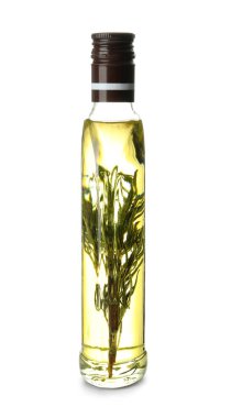 Beyaz zemin üzerine zeytin yağı ile cam şişe