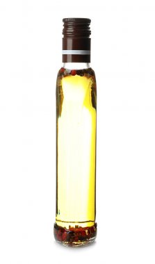 Beyaz zemin üzerine zeytin yağı ile cam şişe