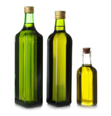 Beyaz zemin üzerine zeytin yağı ile cam şişe