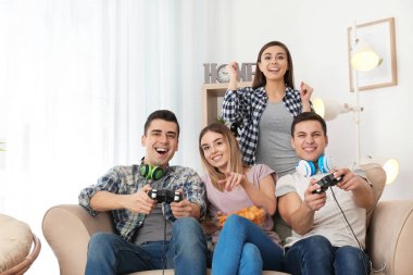 Gençler evde video oyunları oynarken