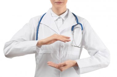 Kadın doktor bir şey beyaz arka plan üzerinde tutan