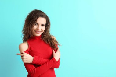 Renkli arka planda güzel genç bir kadın