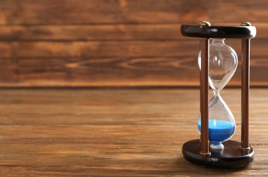 Ahşap arka plan üzerinde kum saati. Zaman yönetimi kavramı