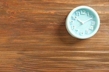Çalar saat ahşap arka plan üzerinde. Zaman yönetimi kavramı