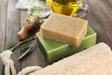 Olive ile doğal sabun ahşap masaya ayıklamak