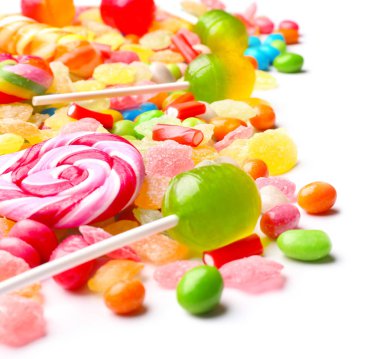 Lezzetli lolipop ve beyaz arka plan üzerinde renkli şekerler