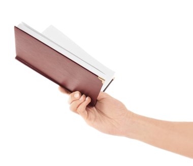 Beyaz arka plan üzerinde kitapla erkek el