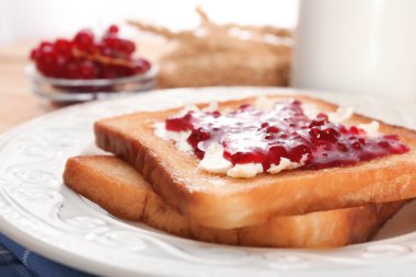 Plaka, tatlı tatlı reçelli lezzetli tost