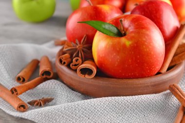 Taze elma ve tarçın tablo ile plaka